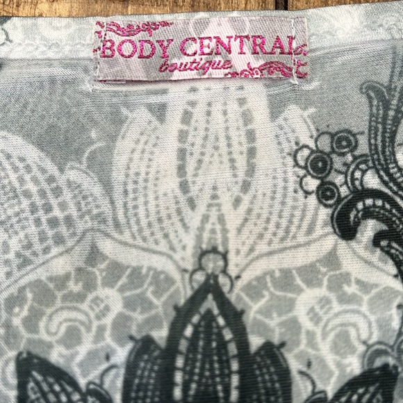 Body Central Boutique size medium  layered blouse with front lining sleeveless - Picture 8 of 11